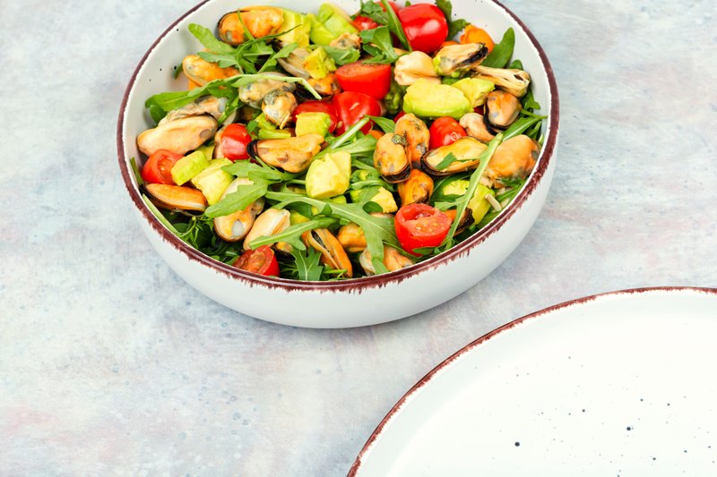 Ensalada de mejillones con aguacate, rúcula y tomates cherry